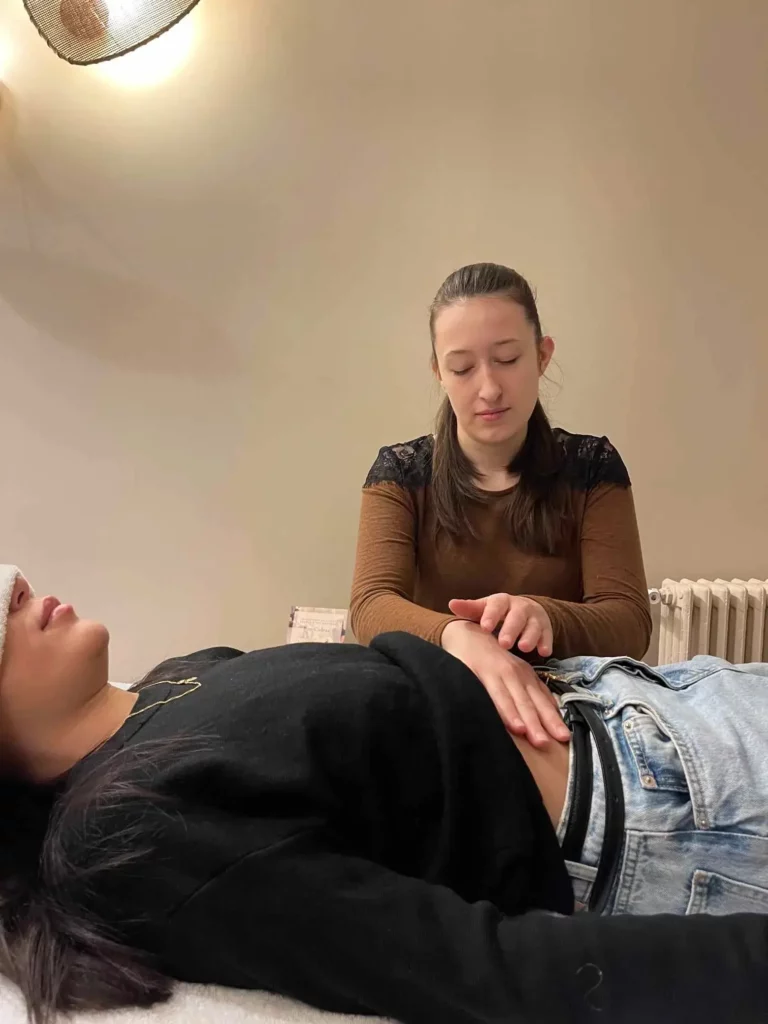 Amandine maitre enseignante Reiki pendant une séance de Reiki à Paris