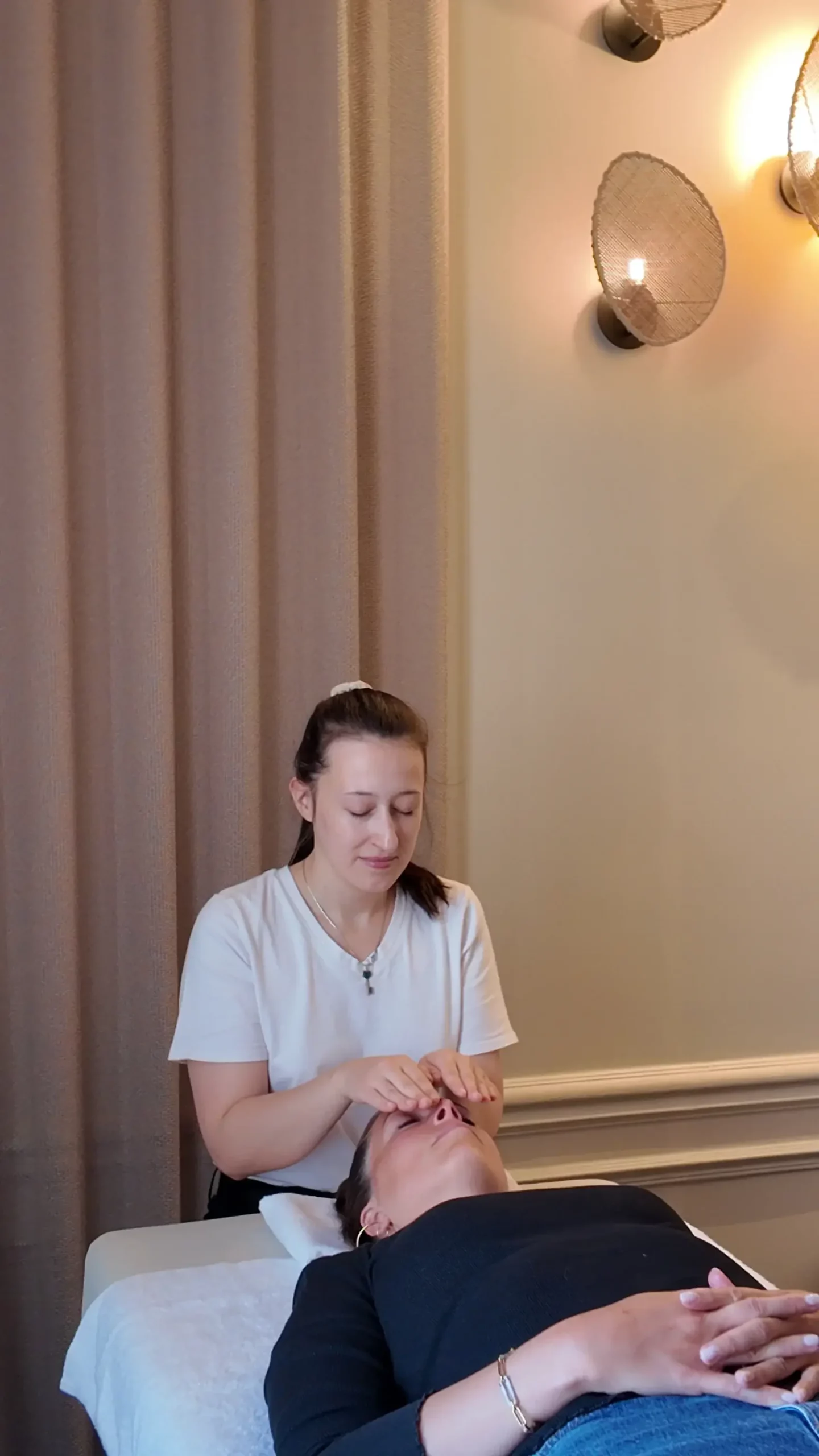 Amandine maitre Reiki pendant une séance de reiki à Paris