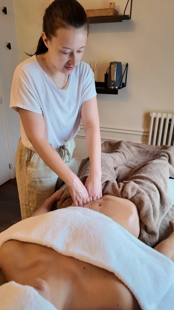 Amandine maitre Reiki pendant un massage du ventre à Paris