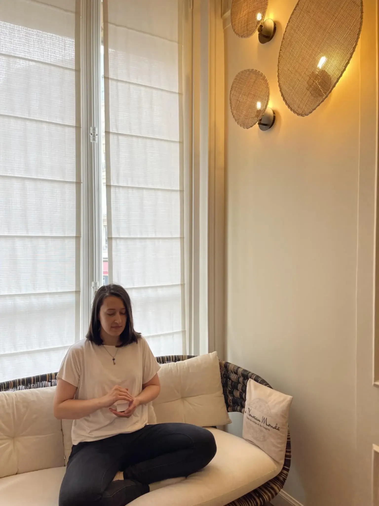 Amandine maitre Reiki pendant une séance d'annales akashiques