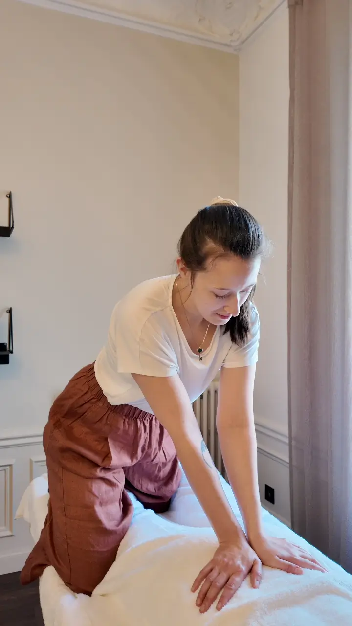 Amandine magnétiseuse pendant une séance de Karsai Nei Tsang à Paris