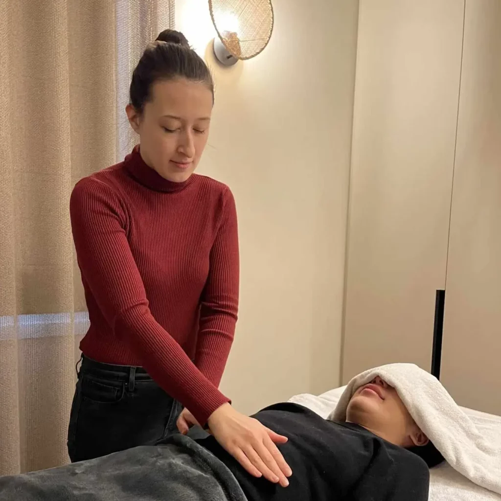 Amandine maitre enseignante Reiki pendant une séance de Reiki à Paris