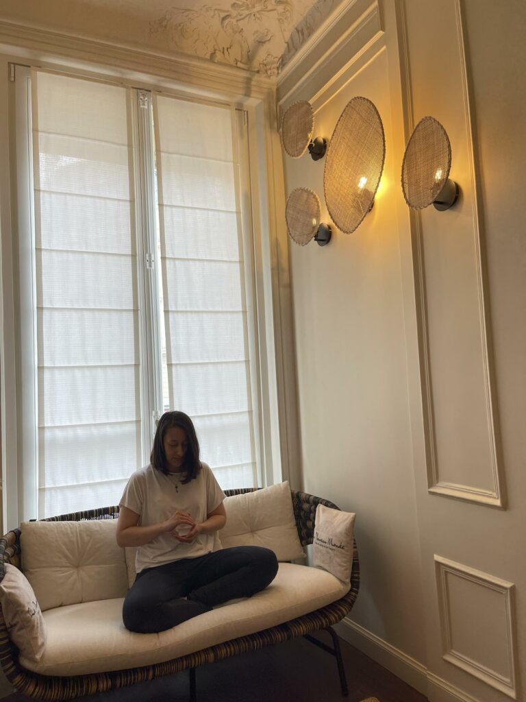 Amandine maitre Reiki pendant une séance de reiki à distance soins énergétiques à distance