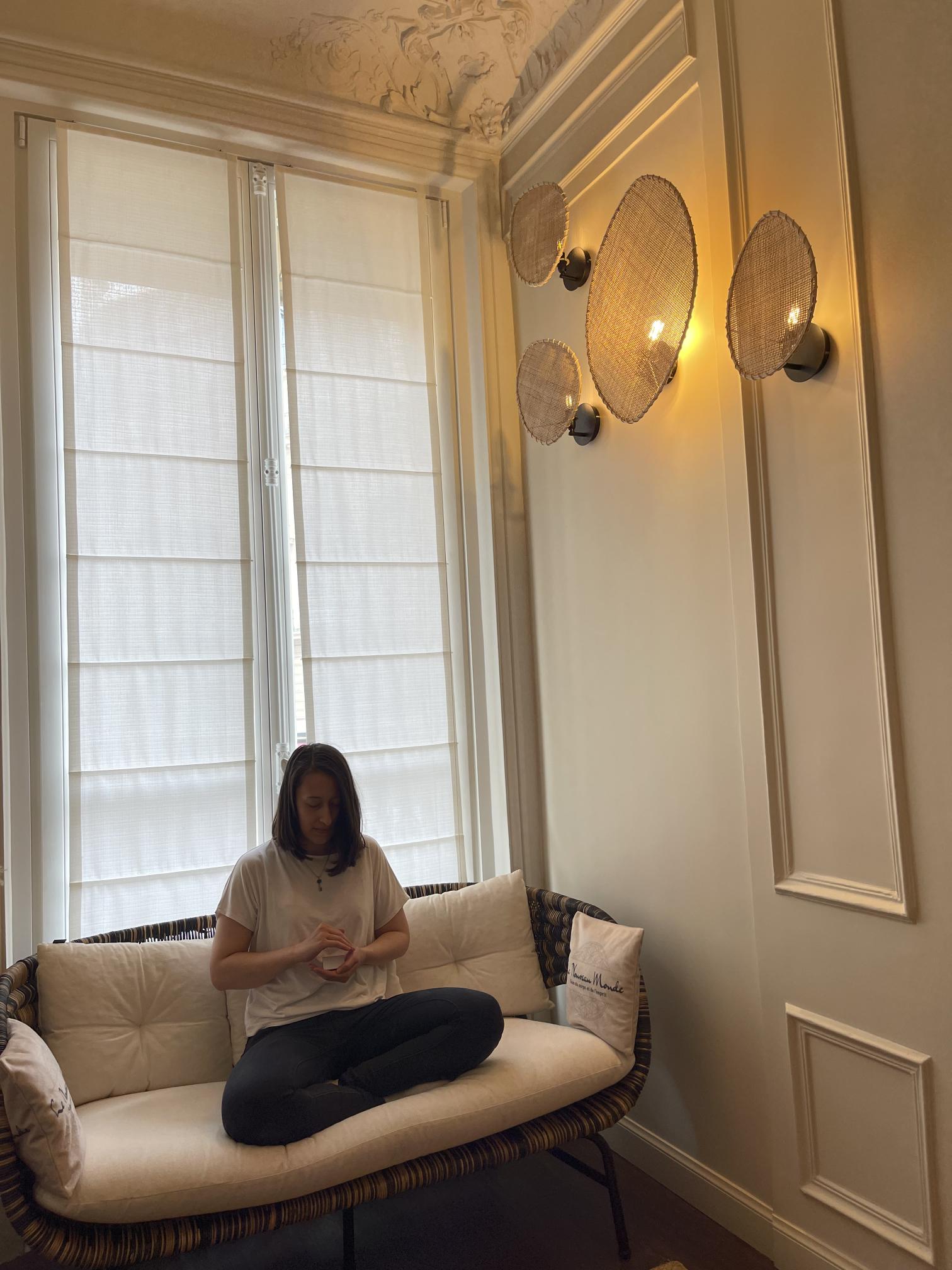 Amandine maitre Reiki pendant une séance de reiki à distance soins énergétiques à distance