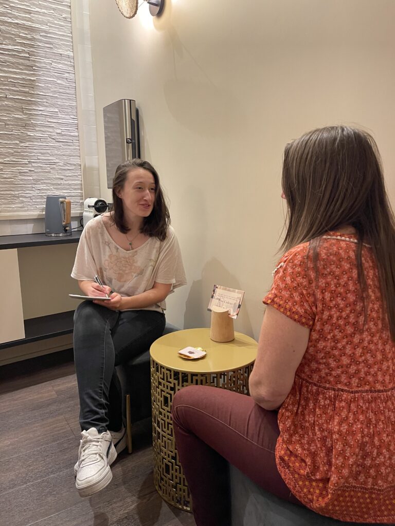 Amandine pendant une séance de Mémoires akashiques en présentiel à Paris