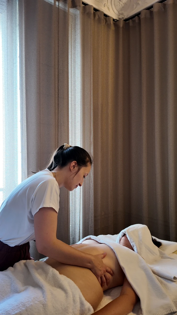 Amandine magnétiseuse pendant une séance de Chi Nei Tsang à Paris