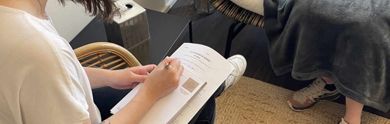 Amandine thérapeuthe pendant une séance de DTMA (EMDR) à Paris