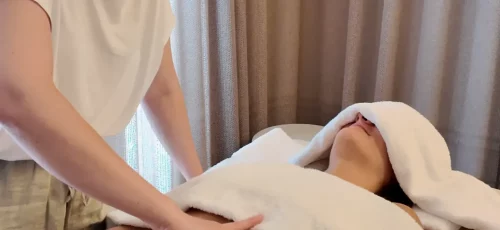 Amandine magnetiseur pendant une séance de chi nei tsang à Paris